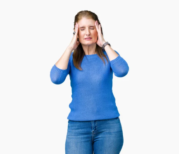 美丽的中年成熟的女人穿着冬季毛衣在孤立的背景与手在头上的痛苦在头由于压力 患有偏头痛 — 图库照片
