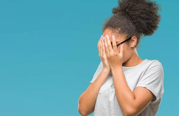 Mujer Afroamericana Joven Con Gafas Sobre Fondo Aislado Con Expresión — Foto de Stock