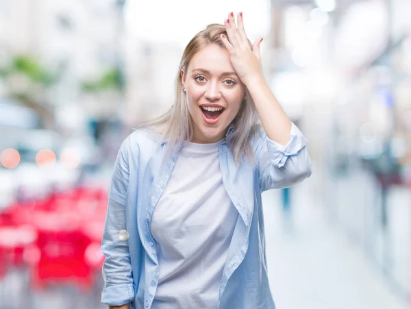 Mladá Blond Žena Izolované Pozadí Překvapen Rukou Hlavu Chybu Nezapomeňte — Stock fotografie