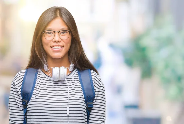 Jovem Estudante Asiática Usando Fones Ouvido Mochila Sobre Fundo Isolado — Fotografia de Stock