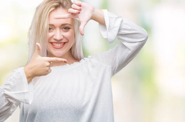 Jovem Mulher Loira Sobre Fundo Isolado Sorrindo Fazendo Quadro Com — Fotografia de Stock