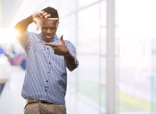 Joven Hombre Afroamericano Vistiendo Camisa Azul Sonriendo Haciendo Marco Con —  Fotos de Stock