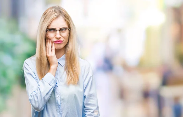 Ung Vacker Blond Affärskvinna Glasögon Över Isolerade Bakgrund Att Röra — Stockfoto