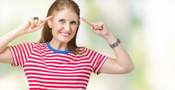 Rijpe Vrouw Van Middelbare Leeftijd Dragen Casual Shirt Geïsoleerde Achtergrond — Stockfoto