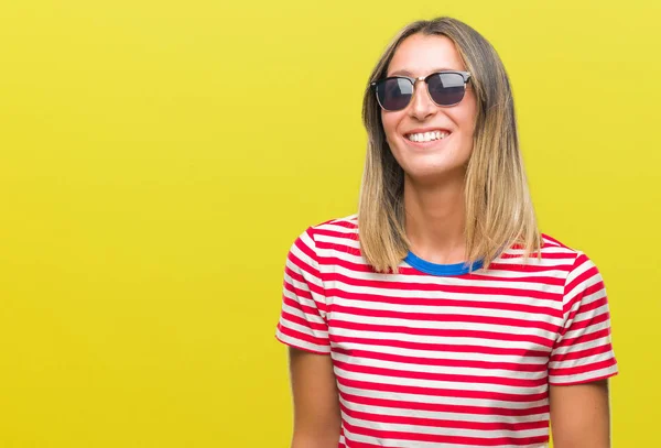 Mujer Hermosa Joven Con Gafas Sol Sobre Fondo Aislado Mirando —  Fotos de Stock