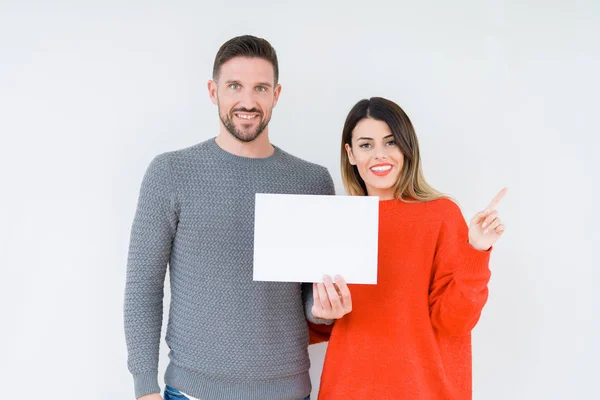 Casal Jovem Segurando Papel Branco Sobre Fundo Isolado Muito Feliz — Fotografia de Stock