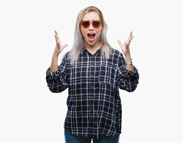 Unga Blonda Kvinnan Bär Solglasögon Över Isolerade Bakgrund Firar Crazy — Stockfoto