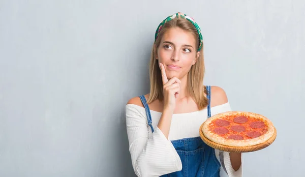 Grunge Gri Güzel Genç Kadın Duvar Yeme Pepperoni Pizza Ciddi — Stok fotoğraf