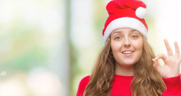 Unga Blonda Kvinnan Jultomten Hatt Gör Tecken Med Fingrarna Utmärkt — Stockfoto