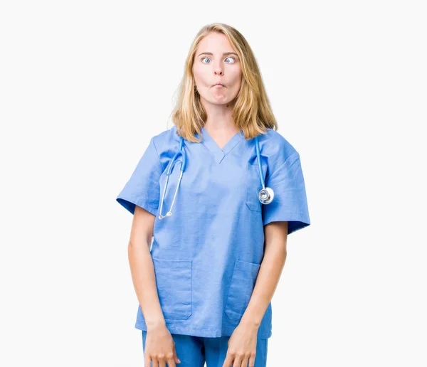 Vacker Ung Läkare Kvinna Bär Medicinsk Uniform Över Isolerade Bakgrund — Stockfoto