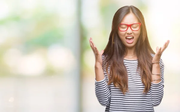 Młoda Kobieta Azjatyckich Okularach Białym Tle Obchodzi Szalony Szalony Sukces — Zdjęcie stockowe