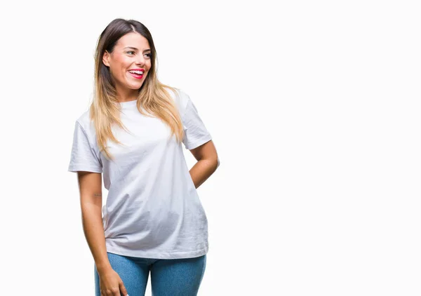 Wanita Muda Cantik Dengan Kaos Putih Kasual Atas Latar Belakang — Stok Foto