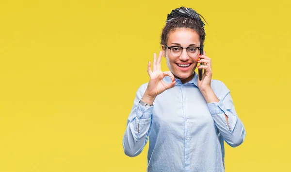 Young Gevlochten Haar Afrikaanse Amerikaanse Bedrijfsleven Meisje Weergegeven Bellen Smartphone — Stockfoto