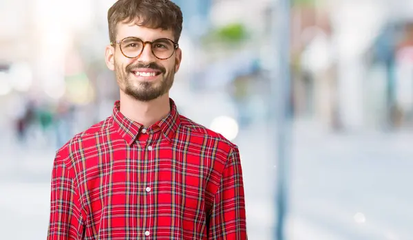 Joven Hombre Guapo Con Gafas Sobre Fondo Aislado Con Una —  Fotos de Stock