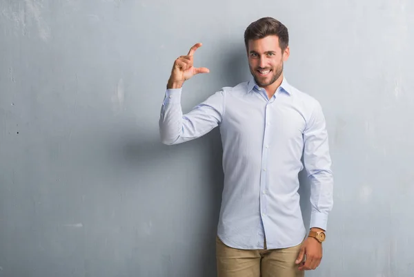 Bonito Jovem Homem Negócios Sobre Parede Grunge Cinza Vestindo Camisa — Fotografia de Stock