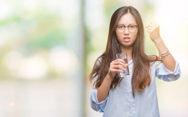 Jovem Mulher Asiática Bebendo Copo Água Sobre Fundo Isolado Irritado — Fotografia de Stock