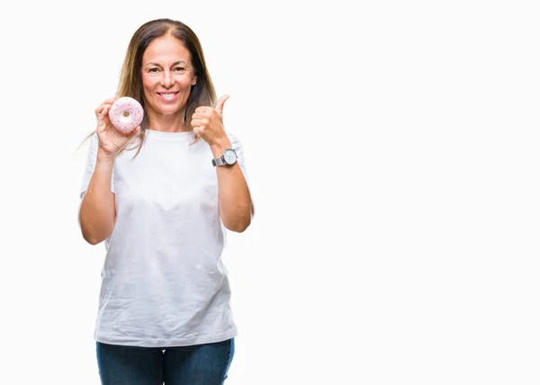 Mulher Hispânica Meia Idade Comendo Donut Rosa Sobre Fundo Isolado — Fotografia de Stock