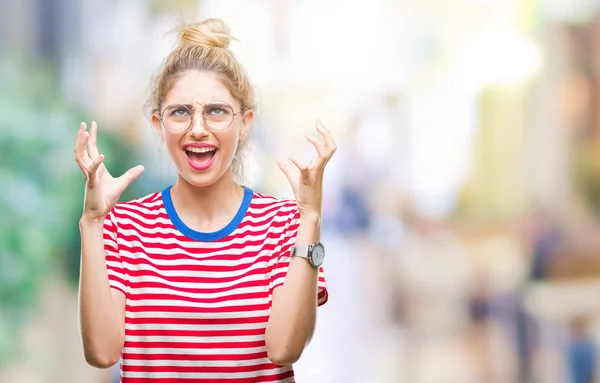 Junge Schöne Blonde Frau Mit Brille Über Isoliertem Hintergrund Verrückt — Stockfoto