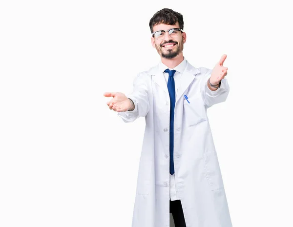 Giovane Scienziato Professionista Uomo Indossa Cappotto Bianco Sfondo Isolato Guardando — Foto Stock