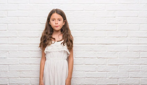 Jeune Enfant Hispanique Sur Mur Briques Blanches Avec Une Expression — Photo