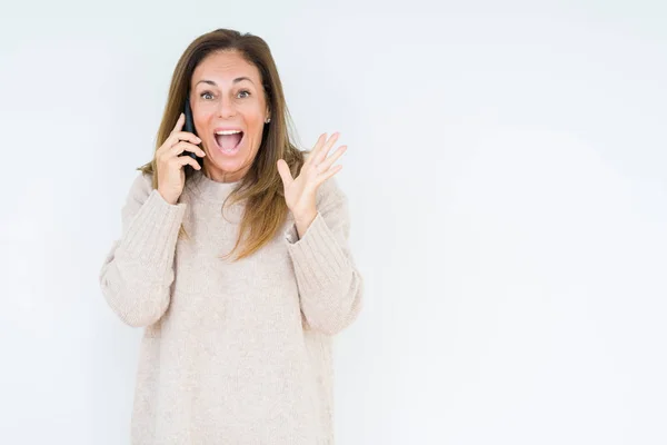 Mulher Meia Idade Falando Smartphone Sobre Fundo Isolado Muito Feliz — Fotografia de Stock