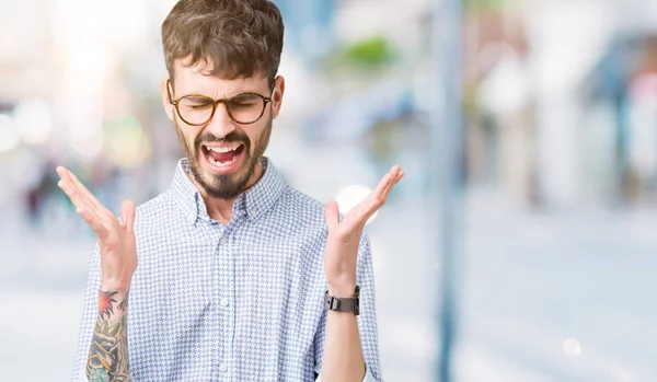 Junger Gutaussehender Mann Mit Brille Vor Isoliertem Hintergrund Der Verrückt — Stockfoto