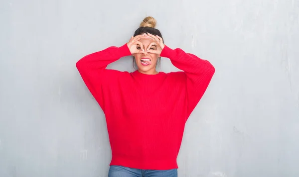 Mujer Adulta Joven Sobre Una Pared Grunge Gris Usando Atuendo —  Fotos de Stock