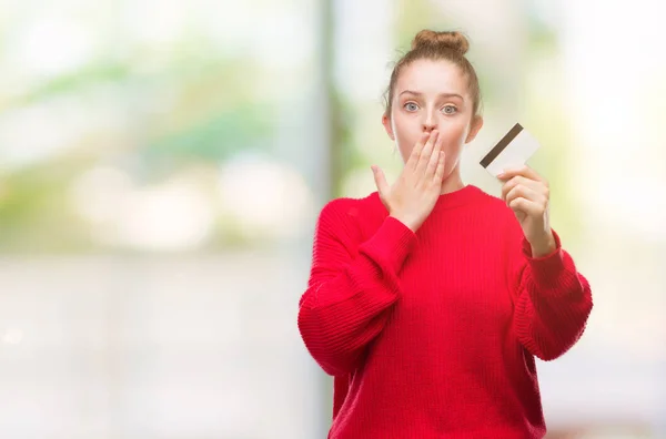 Junge Blonde Frau Die Ihren Mund Mit Kreditkarte Bedeckt Hält — Stockfoto