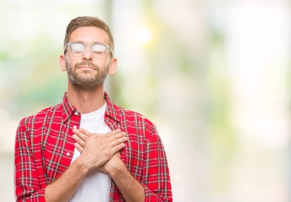 Jonge Knappe Man Geïsoleerde Achtergrond Glimlachend Met Handen Borst Met — Stockfoto