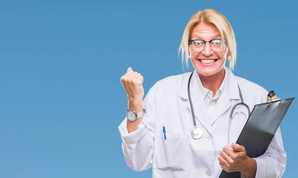 Medioevo Bionda Medico Donna Tenendo Appunti Sfondo Isolato Urlando Orgoglioso — Foto Stock