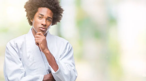 Afro Amerikansk Man Bär Karate Kimono Över Isolerade Bakgrund Ser — Stockfoto
