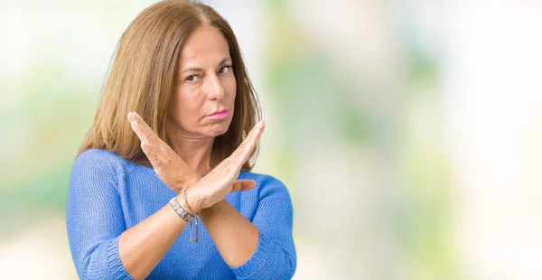 Middelbare Leeftijd Mooie Vrouw Winter Trui Dragen Geïsoleerd Achtergrond Afwijzing — Stockfoto