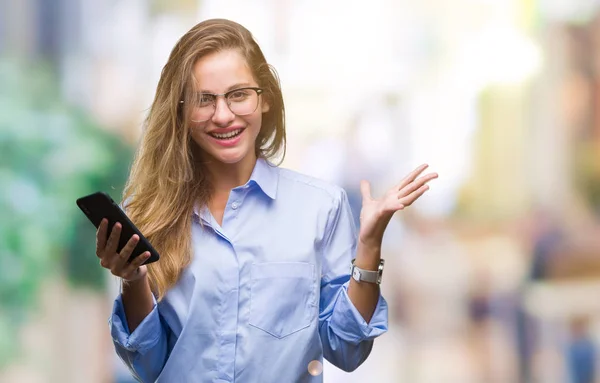 Junge Schöne Blonde Geschäftsfrau Mit Smartphone Über Isoliertem Hintergrund Sehr — Stockfoto