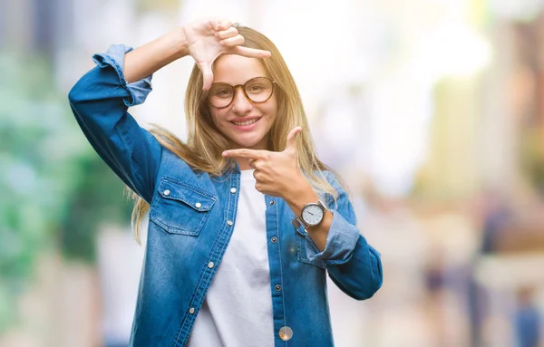 Jonge Mooie Blonde Vrouw Bril Geïsoleerde Achtergrond Glimlachend Maken Frame — Stockfoto