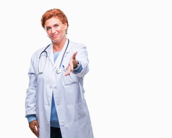 Senior Mujer Médica Caucásica Vistiendo Uniforme Médico Sobre Fondo Aislado — Foto de Stock