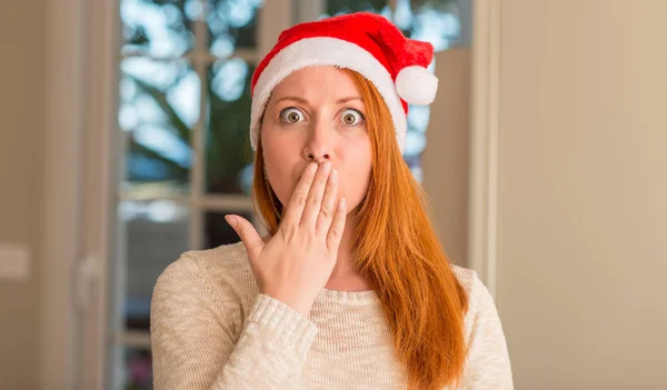Roodharige Vrouw Dragen Kerstman Hoed Cover Mond Met Hand Geschokt — Stockfoto
