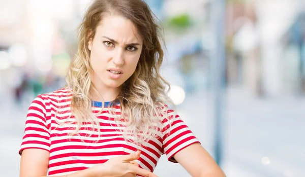 Mooie Jonge Blonde Vrouw Geïsoleerde Achtergrond Haast Wijzende Naar Kijken — Stockfoto