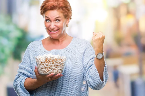 Korzystna Starszy Rude Kaukaski Kobieta Jedzenie Popcorn Białym Tle Krzyk — Zdjęcie stockowe