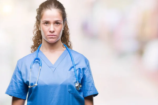 Menina Médica Morena Jovem Vestindo Uniforme Enfermeira Cirurgião Sobre Fundo — Fotografia de Stock