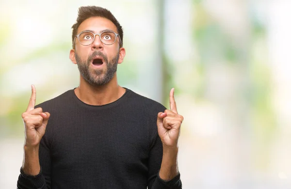 Erwachsener Hispanischer Mann Mit Brille Über Isoliertem Hintergrund Erstaunt Und — Stockfoto