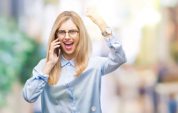 Junge Schöne Blonde Geschäftsfrau Telefoniert Mit Smartphone Über Isolierten Hintergrund — Stockfoto