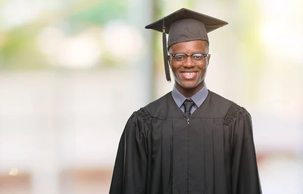 Jovem Graduado Homem Americano Africano Sobre Fundo Isolado Com Sorriso — Fotografia de Stock