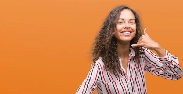 Mooie Jonge Spaanse Vrouw Die Lacht Doen Telefoon Gebaar Met — Stockfoto