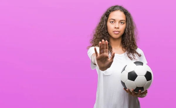 Joven Mujer Hispana Sosteniendo Pelota Fútbol Con Mano Abierta Haciendo —  Fotos de Stock