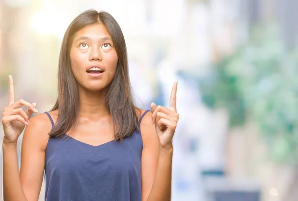 Junge Asiatische Frau Über Isolierten Hintergrund Erstaunt Und Überrascht Blick — Stockfoto