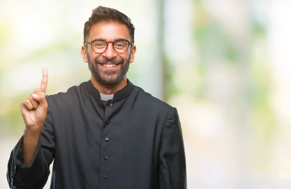 Adult Spansktalande Katolsk Präst Mannen Över Isolerade Bakgrund Visar Och — Stockfoto