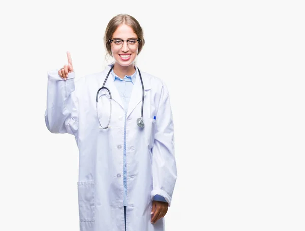 Mooie Jonge Blonde Dokter Vrouw Medische Uniform Dragen Geïsoleerde Achtergrond — Stockfoto