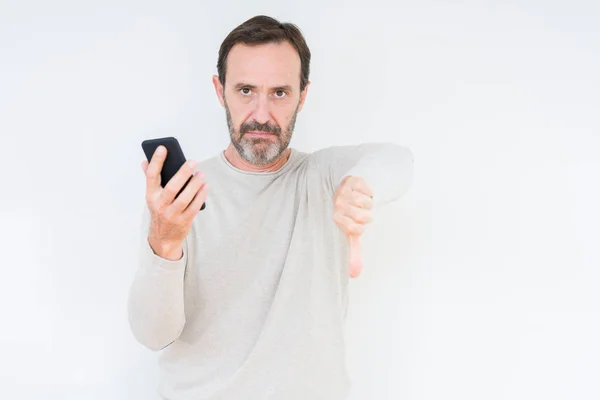 Hombre Mayor Usando Teléfono Inteligente Sobre Fondo Aislado Con Cara —  Fotos de Stock