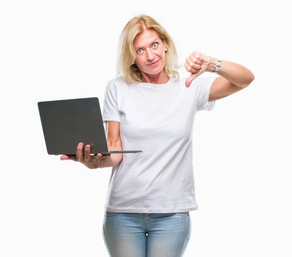 Medelålders Blond Kvinna Med Dator Laptop Isolerade Bakgrund Med Arga — Stockfoto