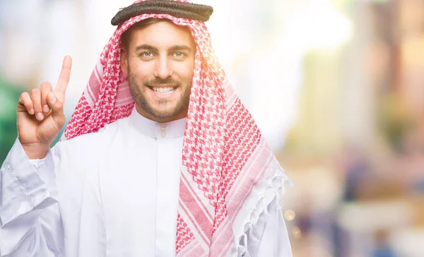 Joven Hombre Guapo Usando Keffiyeh Sobre Fondo Aislado Mostrando Señalando — Foto de Stock